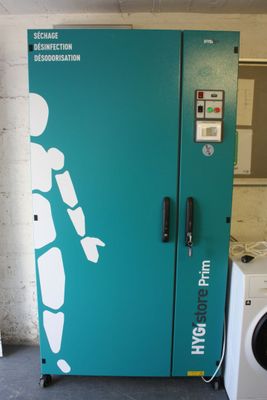 une machine sur laquelle figure la photo d'une personne