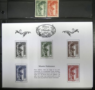 un gros plan d'un morceau de papier avec des timbres dessus