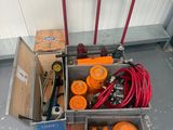 une caisse à outils posée par terre à côté d'un chariot