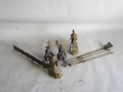 un grand nombre d'objets différents posés sur une table