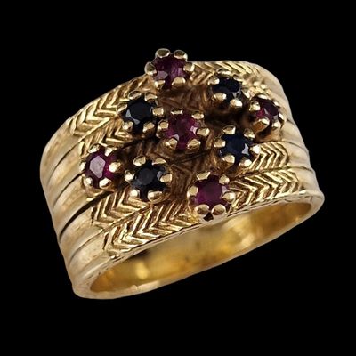Gros plan sur une bague en or ornée de grenats