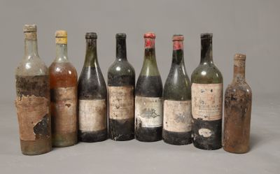 six bouteilles de vin sont alignées sur une table