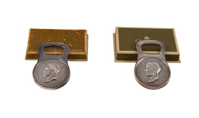 une paire de décapsuleurs en forme de pièces d'argent et d'or, accompagnée d'une boîte de pièces