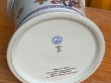 une tasse blanche posée sur une table en bois