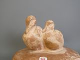 une statue représentant deux oiseaux perchés sur un rocher