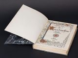 un livre ouvert avec l'image d'un oiseau dessus