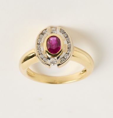 une bague en or jaune avec un rubis et des diamants