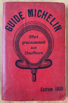 un livre rouge posé sur une table en bois