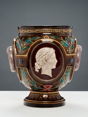 un vase avec la photo d'une femme dessus