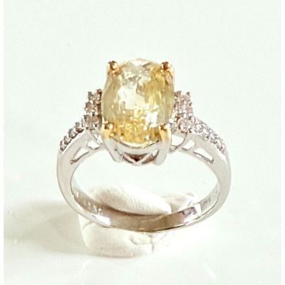 une bague sertie d'un diamant jaune et blanc