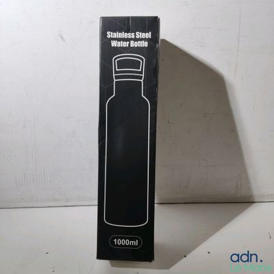une boîte noire contenant une bouteille noire