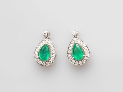 une paire de boucles d'oreilles en émeraude et diamant