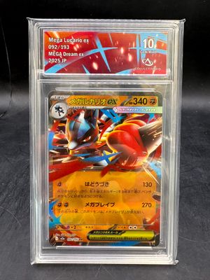 gros plan d'une carte pokemon dans un étui en plastique