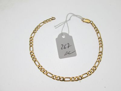 gros plan d'un bracelet en or portant une étiquette de prix