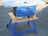 une glacière bleue posée sur une table bleue