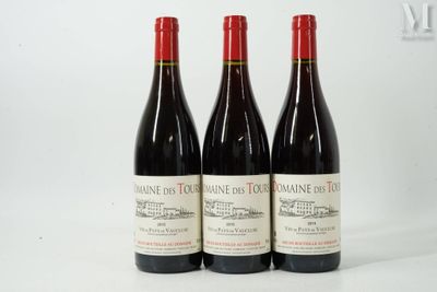 trois bouteilles de vin rouge posées côte à côte sur une table
