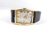gros plan d'une montre-bracelet sur une surface blanche