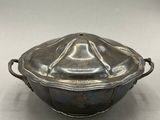 une cocotte ancienne en métal argenté avec un couvercle