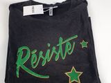 un t-shirt noir orné d'un logo vert et d'étoiles