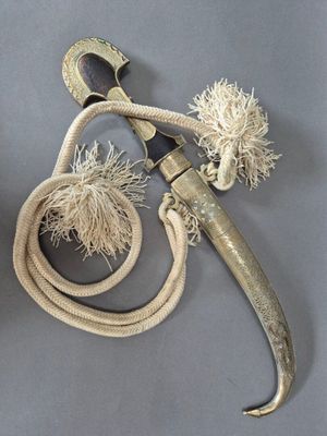 deux couteaux et une corde posés sur une table