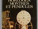 une image représentant un livre sur lequel est posé un horloge