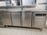 un comptoir en acier inoxydable dans une cuisine commerciale