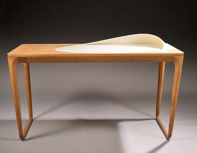 une image représentant un bureau avec un plateau incurvé et un piètement en bois