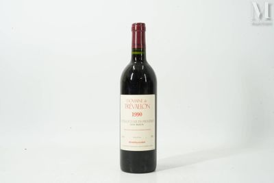 une bouteille de vin posée sur une table