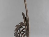 gros plan d'une sculpture d'oiseau sur un socle