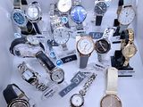beaucoup de montres dans une boîte posée sur la table