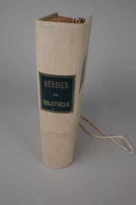 une photo d'un livre sur lequel est collée une étiquette