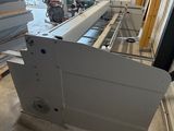 une machine qui se trouve dans une pièce où il y a beaucoup de bois