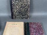 trois livres posés sur une table l'un à côté de l'autre