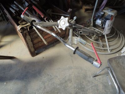 une machine posée à même le sol dans un garage