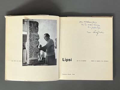 un livre ouvert sur lequel figure la photo en noir et blanc d'un homme adossé à un arbre