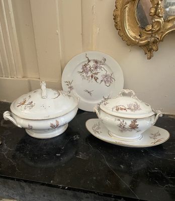 deux assiettes et un bol posés sur une table, avec un miroir en arrière-plan