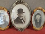 trois photos encadrées représentant un homme et une femme assis à une table rouge