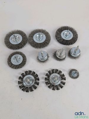 un tas de brosses à roues posées sur une table