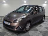 la photo d'une voiture marron garée dans un garage