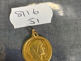 un gros plan d'une médaille d'or posée sur un morceau de tissu