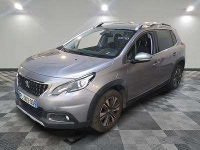 la voiture argentée est garée sur un sol en damier dans le garage