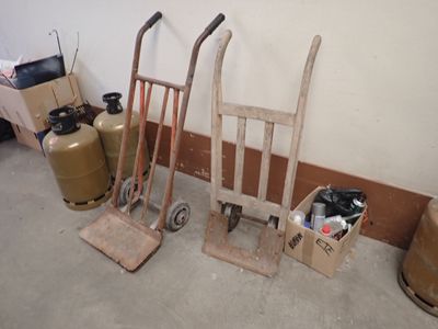 un tas de vieux outils posés par terre dans une pièce