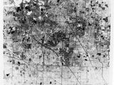 une photo en noir et blanc d'une carte d'une ville