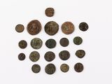 une image représentant un tas de pièces de monnaie posées sur une surface blanche