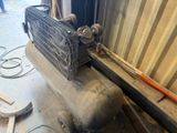 un petit compresseur d'air posé sur une table