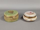 une paire de boîtes en porcelaine ornées de scènes peintes, posées sur une table