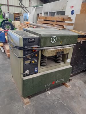 une machine qui se trouve dans un entrepôt avec d'autres machines