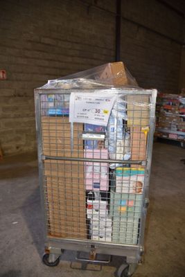 un chariot contenant de nombreux cartons dans un entrepôt