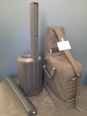 une valise et un sac posés par terre