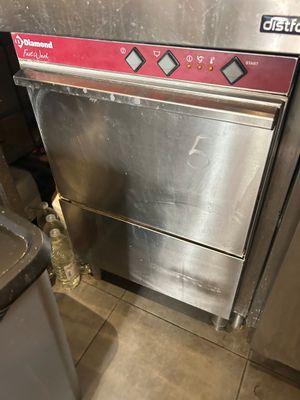 un lave-vaisselle posé au milieu d'une cuisine
